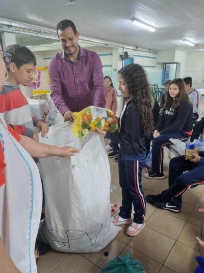 Projeto Tampinha Reciclada, GratidÃ£o Compartilhada. Realizou mais uma aÃ§Ã£o de coleta